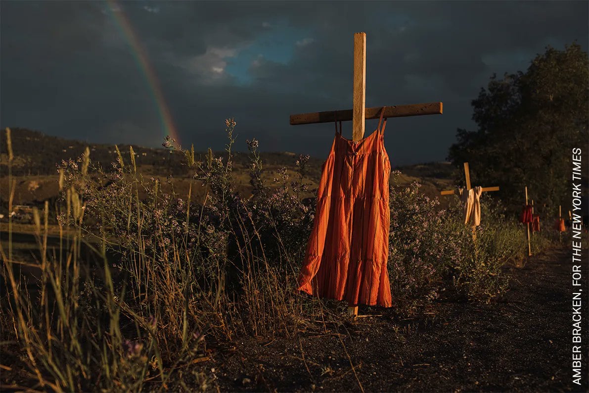 Una imagen capturada por la fotógrafa Amber Bracken de vestidos rojos colgados en una carretera en Canadá, en recuerdo de 215 niños indígenas cuyos restos fueron localizados en tumbas sin marcar de una antigua residencia escolar en Kamloops, gestionada por la iglesia católica, ha ganado el World Press Photo a la Fotografía del Año.