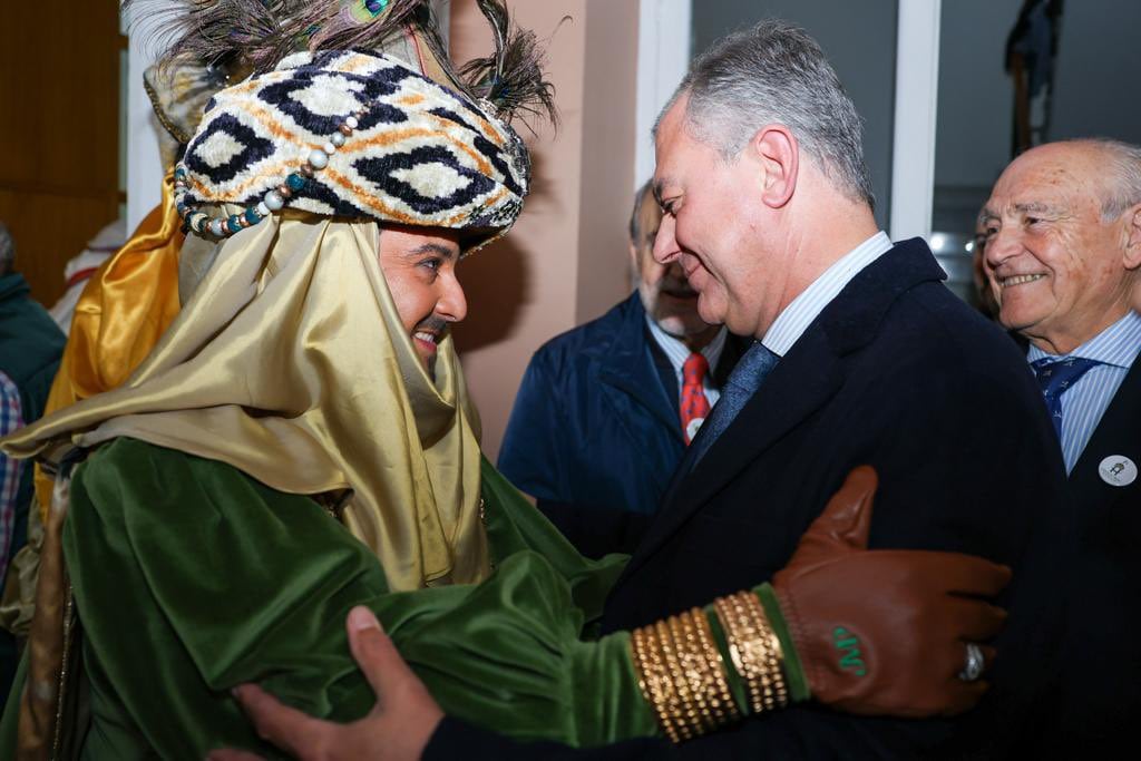 El alcalde de Sevilla, José Luis Sanz, saluda al Heraldo Real antes de su recorrido por las calles del centro de la ciudad