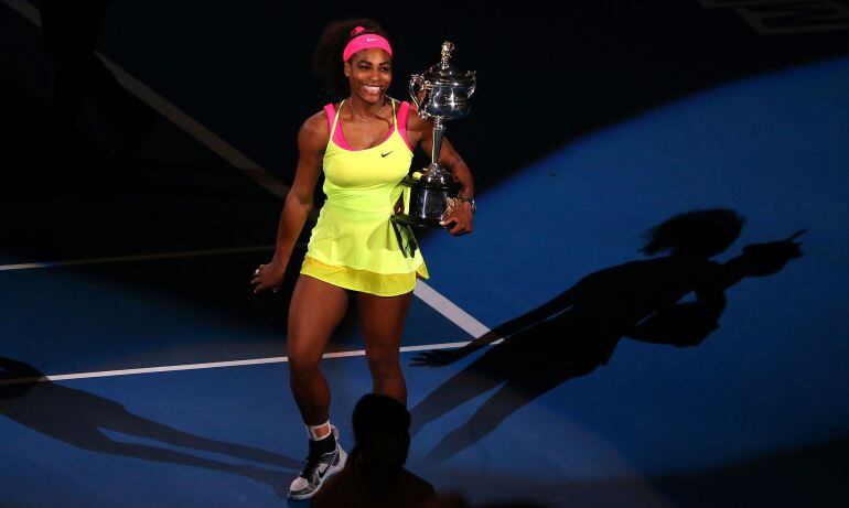 Serena recibe la copa de campeona