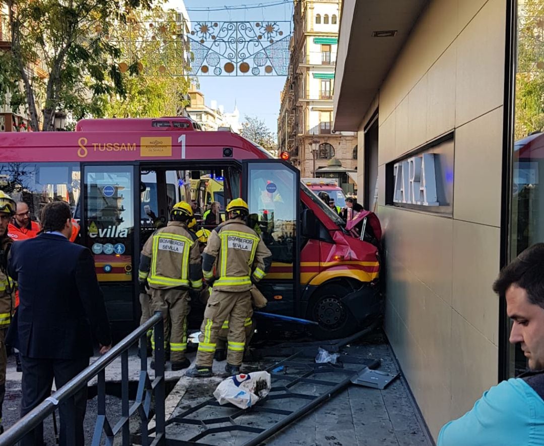 Imagen del microbús empotrado contra un Zara