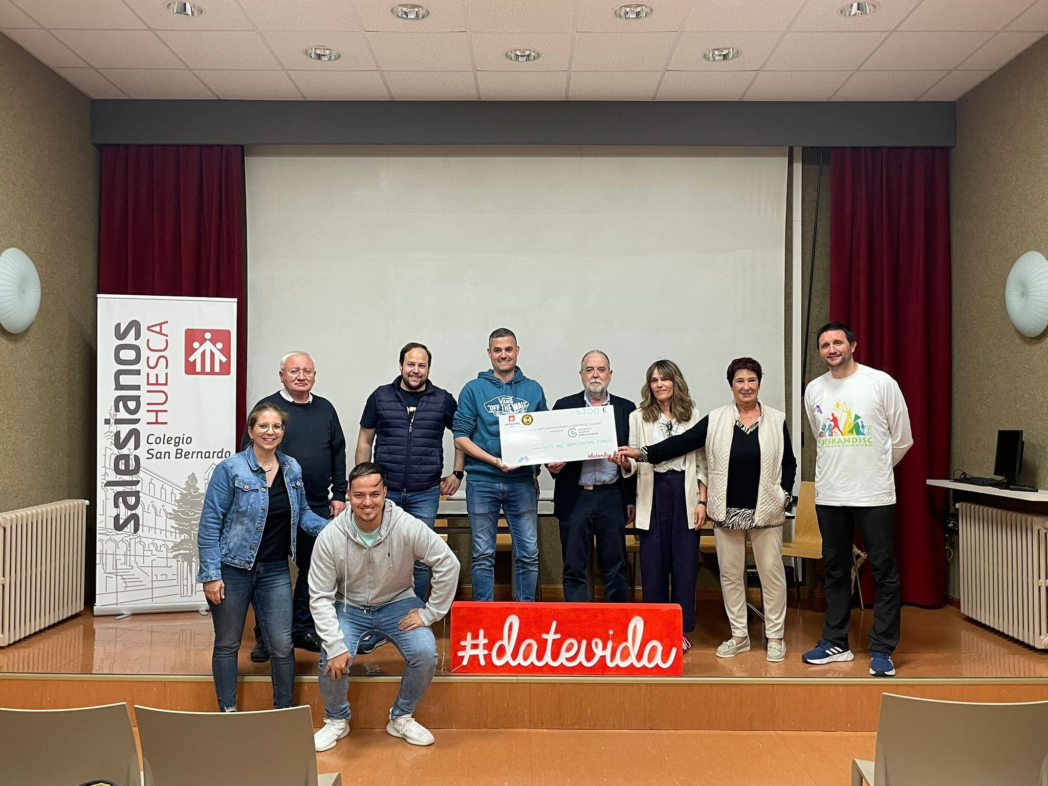 Momento de la entrega de los 6.200 euros a la AECC de Huesca