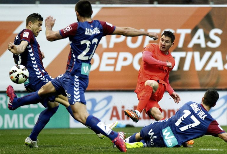GRA327. EIBAR (GIPUZKOA), 14/03/2015.- El delantero del FC Barcelona Leo Messi (2-d) chuta ante varios jugadores del Eibar, durante el partido de Liga en Primera División disputado esta tarde en el estadio de Ipurua. EFE/Javier Etxezarreta