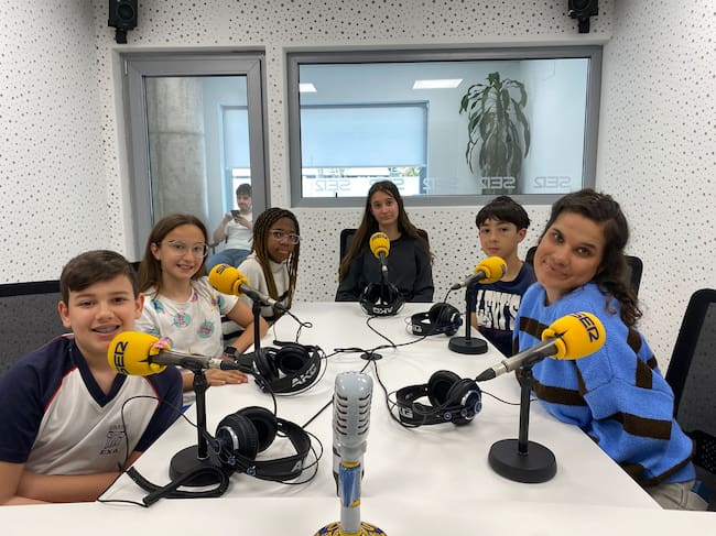 Parte del Consejo Local de la Infancia de Talavera en los estudios de SER Talavera