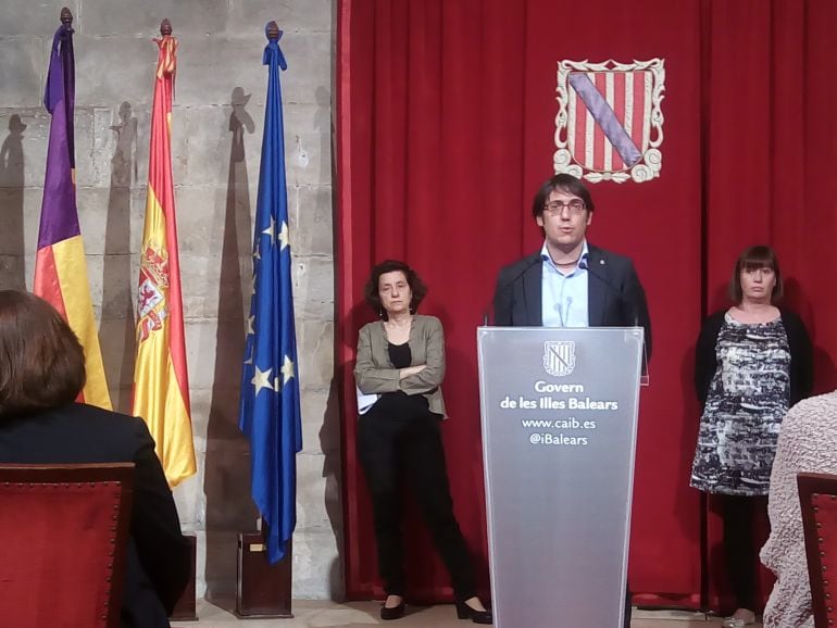 De izquierda a derecha, Fina Santiago, Iago Negueruela y Francina Armengol