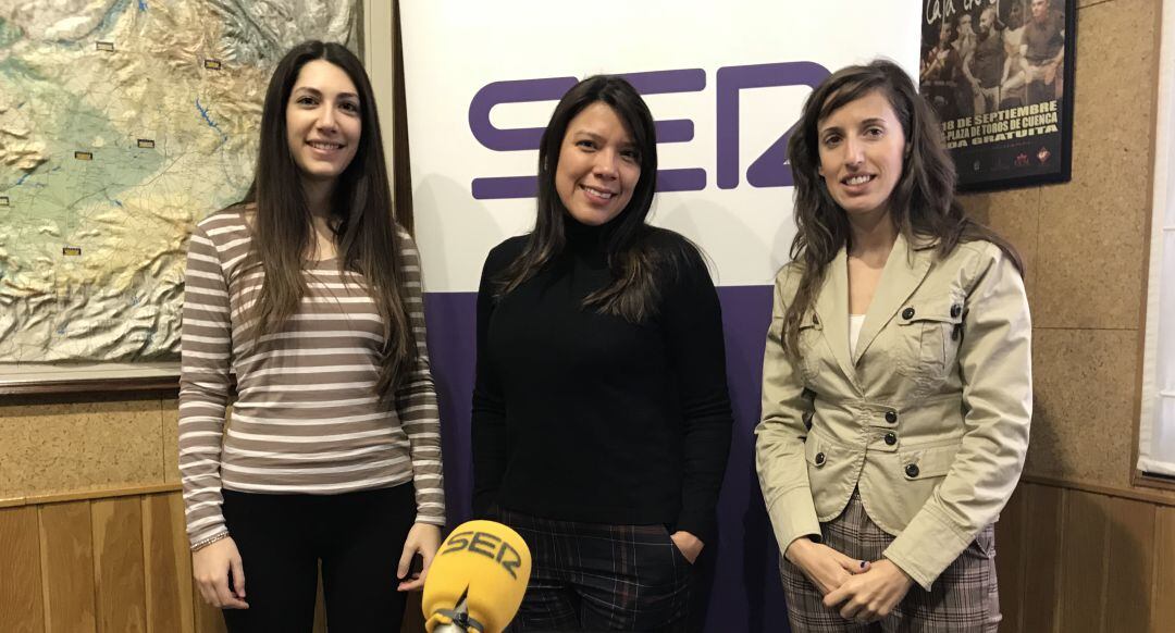 Irene Madrigal (alumna en prácticas), Claudia Tafur (responsable de la Unidad de Suelo Pélvico de Cuenca) y Beatriz Hernández (coordinadora de la Escuela de Salud). 