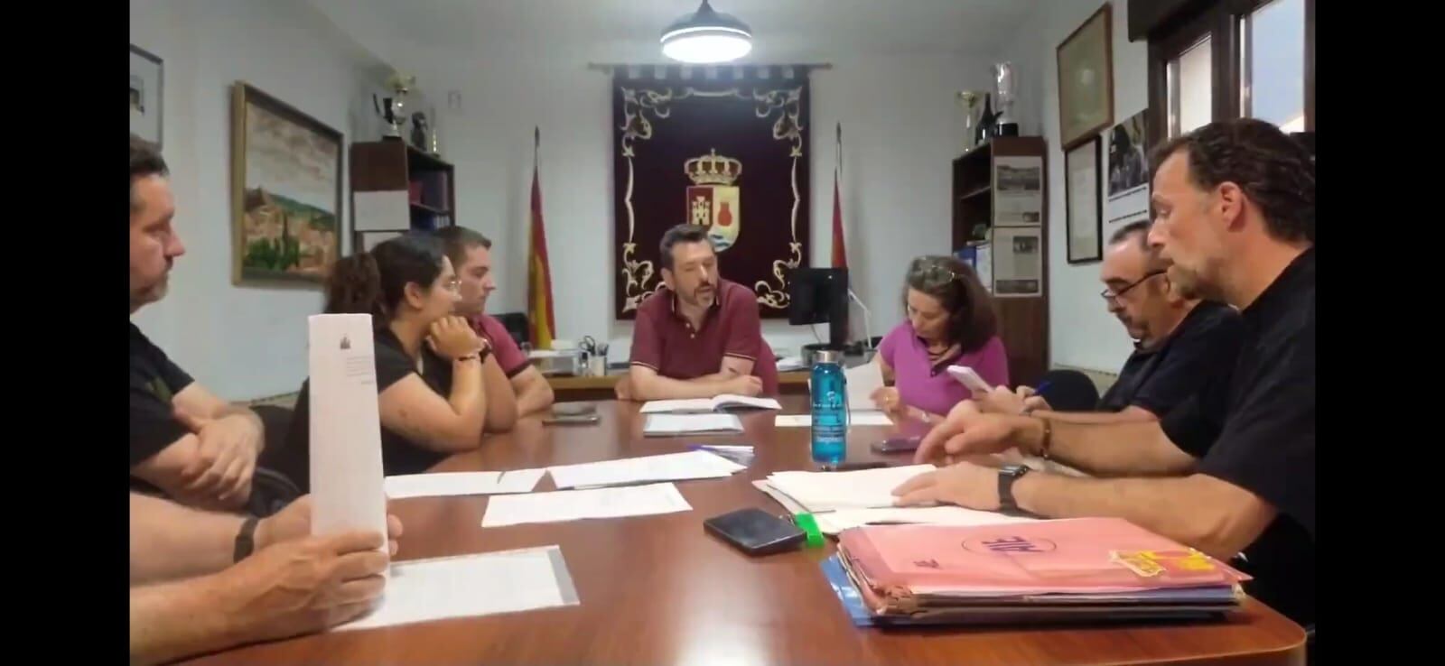 A la derecha, Fernando Pons, concejal de la Agrupación Independiente de Enguídanos, durante uno de los plenos.