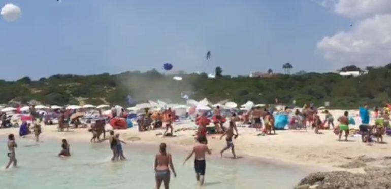 Espectacular remolino en una playa de Menorca