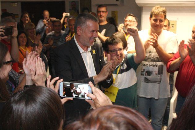 Pau Ricomà celebrant els resultats.