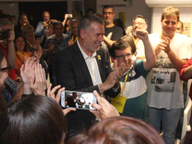 Pau Ricomà celebrant els resultats.