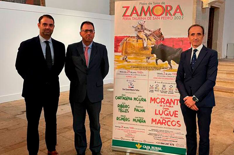 El empresario Carlos Zuñiga, Domingo Delgado de la Cámara y el vicepresidente de la Diputación Provincial, José Luis Prieto, en la presentación de la Feria Taurina 2022