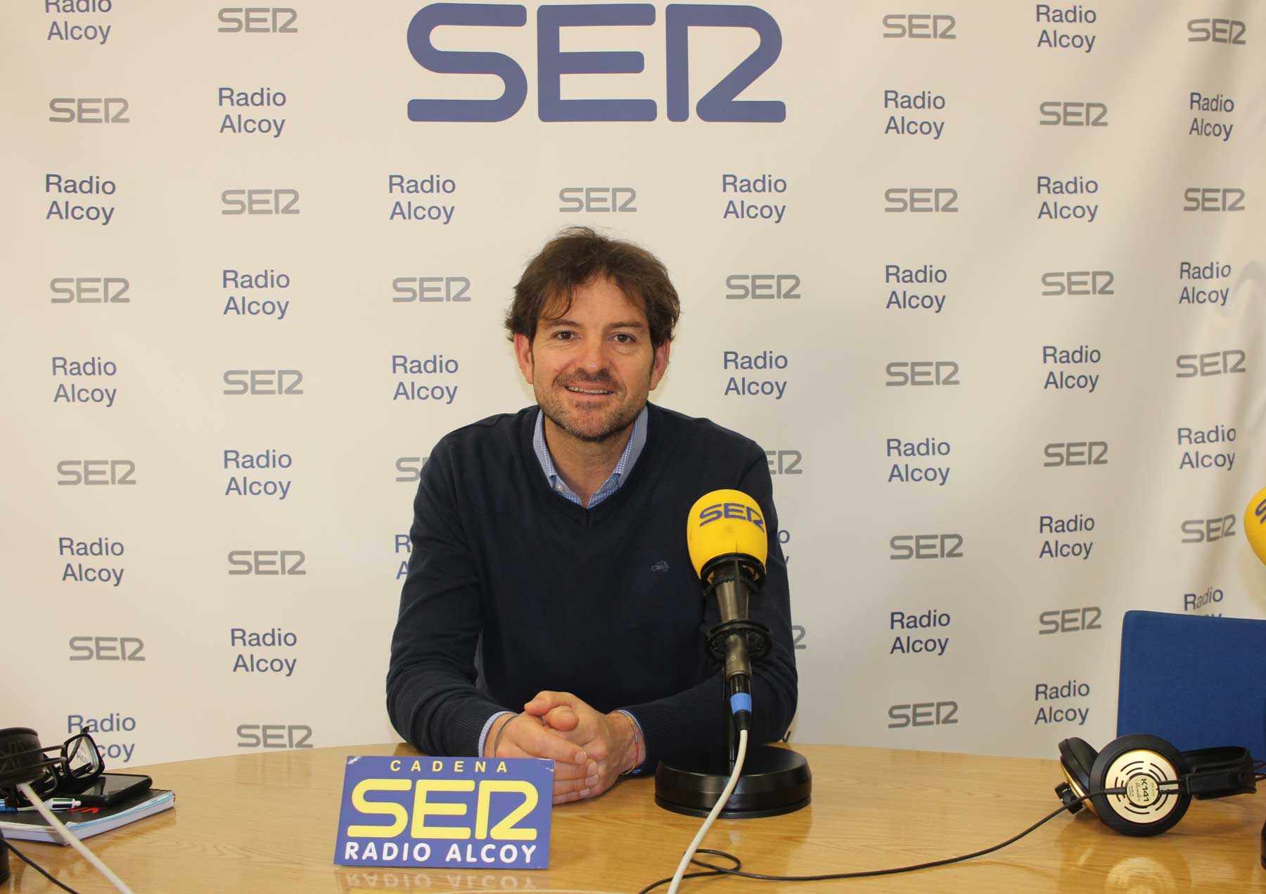 El director de La Salle Alcoi, Marc Segura, en el estudio central de Radio Alcoy
