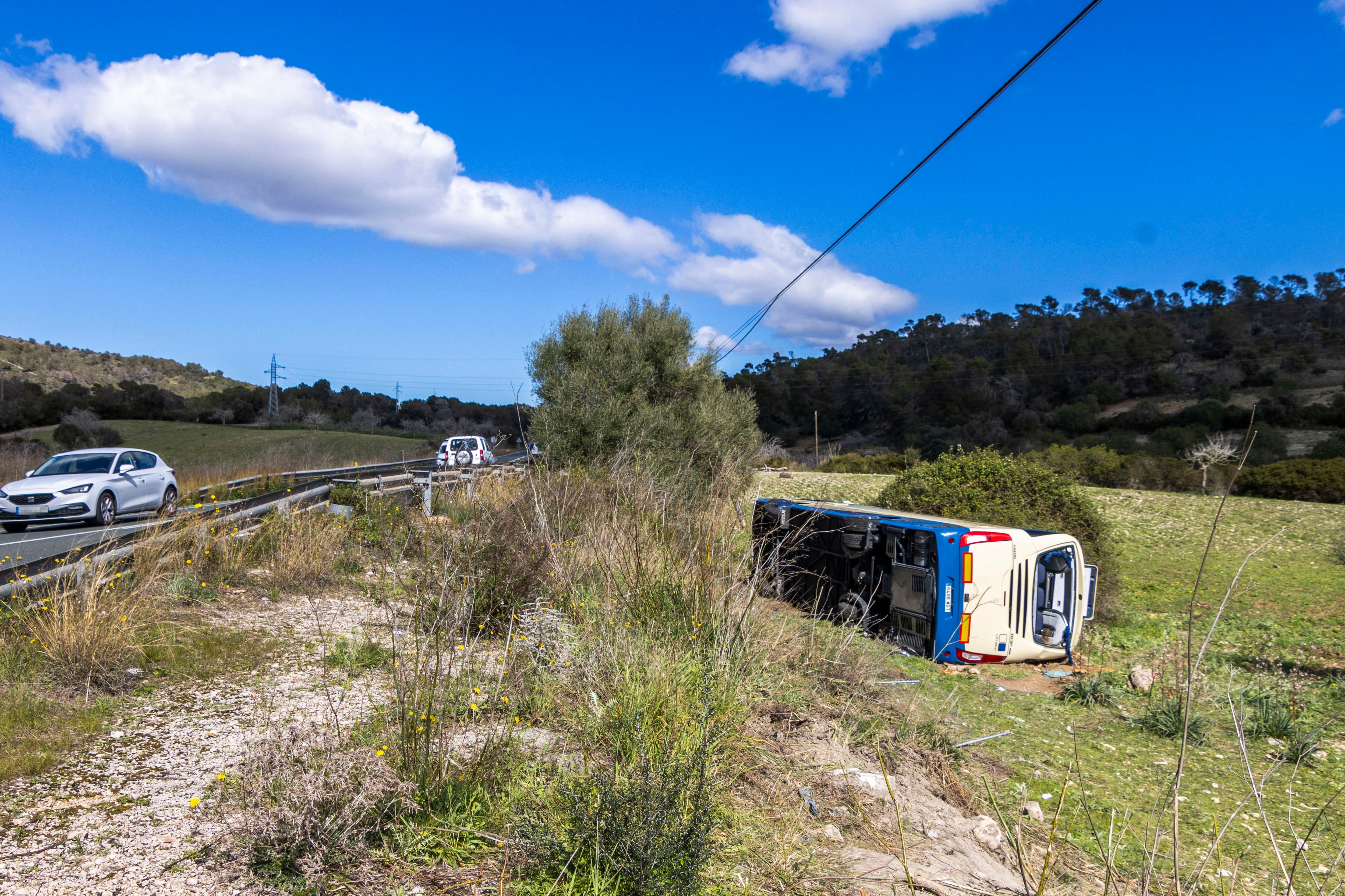 Vista del lugar de los hechos después de que un total de 24 personas hayan resultado heridas en la mañana de este lunes al este de Mallorca al caer por un terraplén de unos dos metros de altura y volcar el autocar en el que viajaban medio centenar de turistas del Imserso