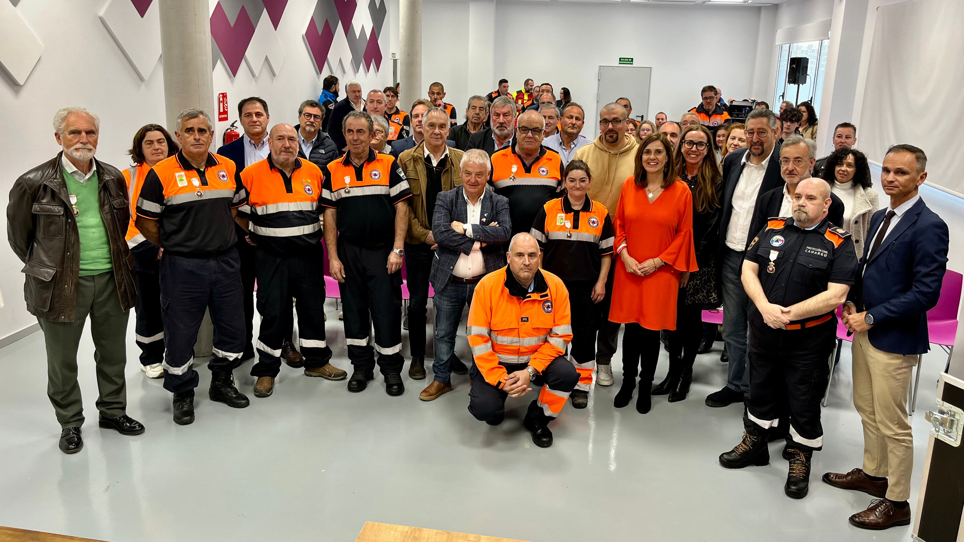 Asistentes al acto de homenaje a los voluntarios de Protección Civil.