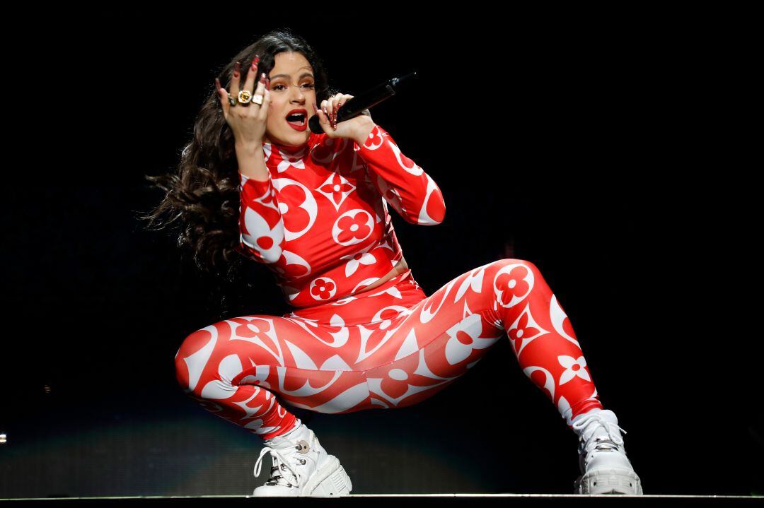 Rosalía, durante una actuación en el Staples Center de Los Ángeles (EEUU), el 11 de enero de 2020.