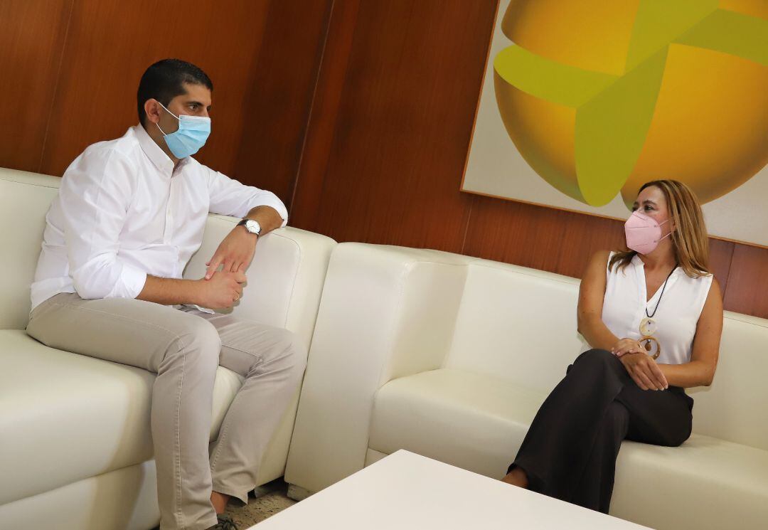 La presidenta del Cabildo de Lanzarote, María Dolores Corujo, con el consejero de los Centros de Arte, Cultura y Turismo (CACT), Benjamín Perdomo.