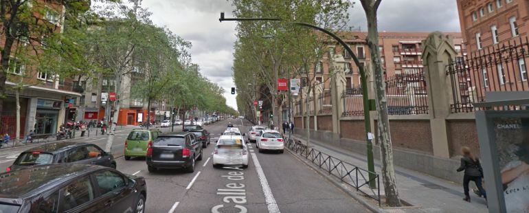 Cámara de semáforo en rojo en la calle Alberto Aguilera, a la altura de la calle Galileo 