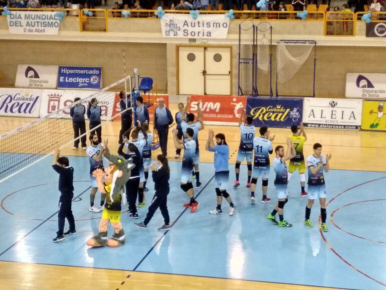 Los jugadores y cuerpo técnico agradecen al público su apoyo tras el partido.