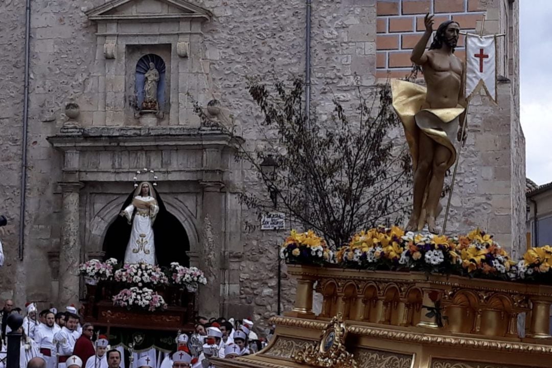 Salida de la procesión del Encuentro de la iglesia de San Andrés.