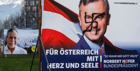 En primer plano, cartel del candidato presidencial Norbert Hofer pintado con una esvástica. Al fondo, el de su rival, Alexander Van der Bellen. Fotoigrafía tomada en Innsbruck (Austria).