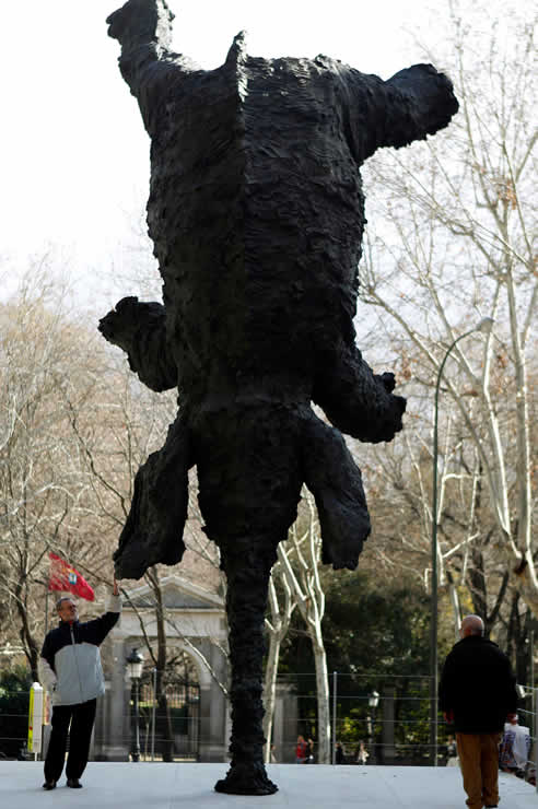 Bajo el título &#039;Miquel Barceló. 1983-2009. La solitude organisative&#039;, CaixaForum Madrid repasa el grueso de la trayectoria de artista mallorquín desde las grandes telas creadas en 1983 hasta sus trabajos más recientes