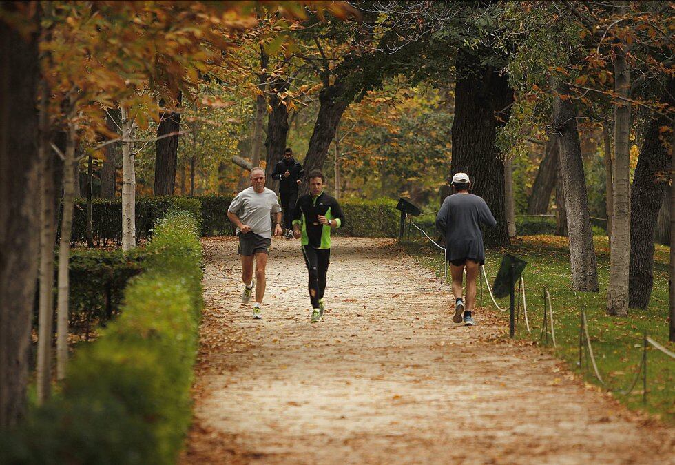 Varias personas corren en el Parque del Retiro de Madrid.