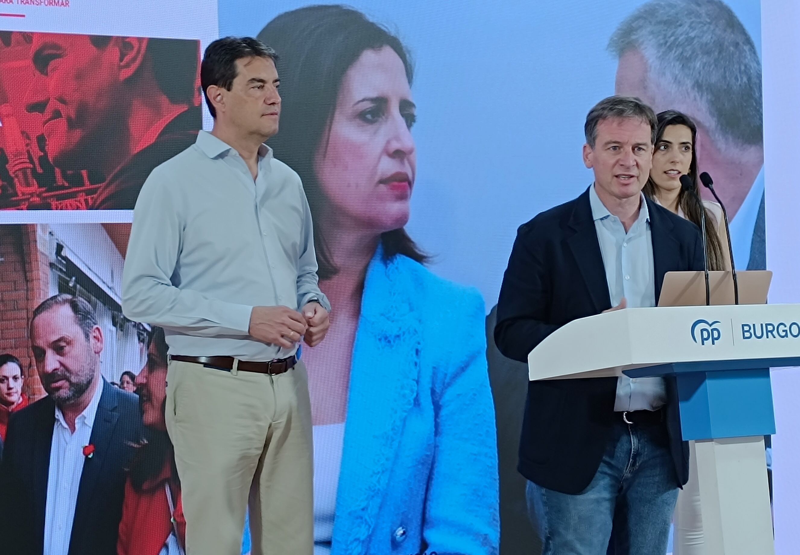 Los dirigentes del PP señalan a Ester Peña y a Daniel de la Rosa mostrando fotos con los ahora imputados del PSOE
