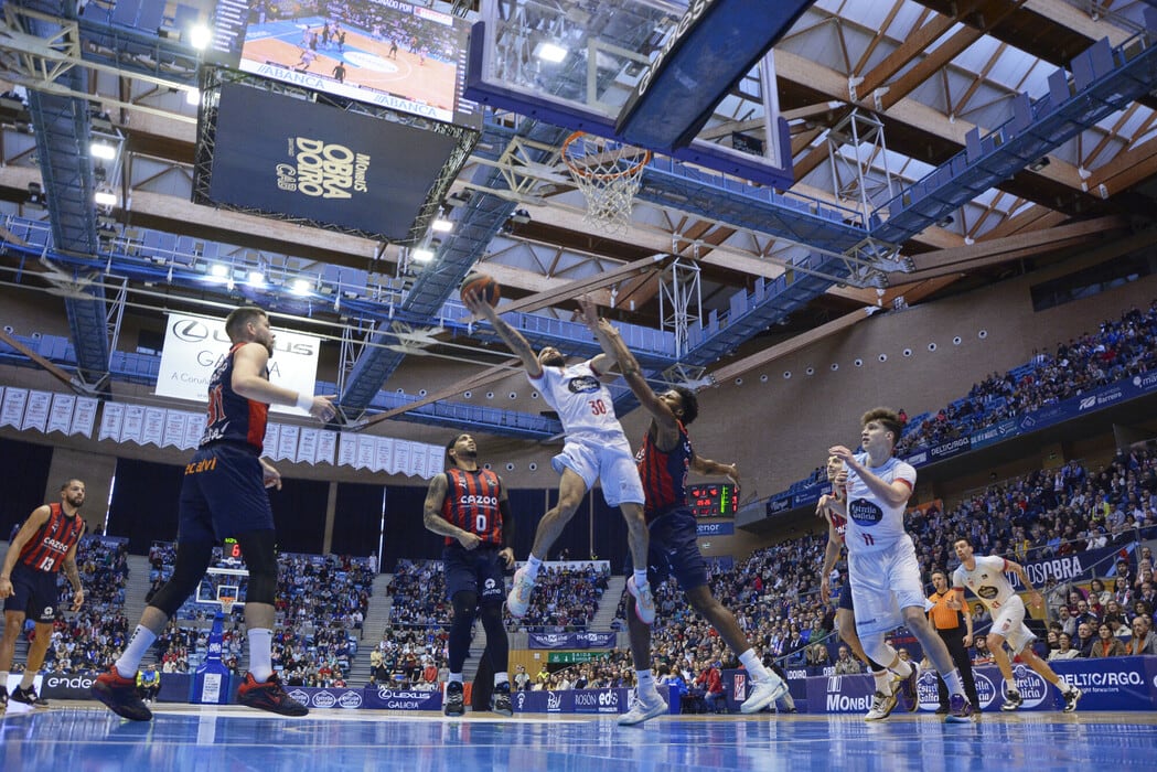 Robertson entra a canasta y anota ante Enoch en el partido ante Baskonia (A.Baúlde)