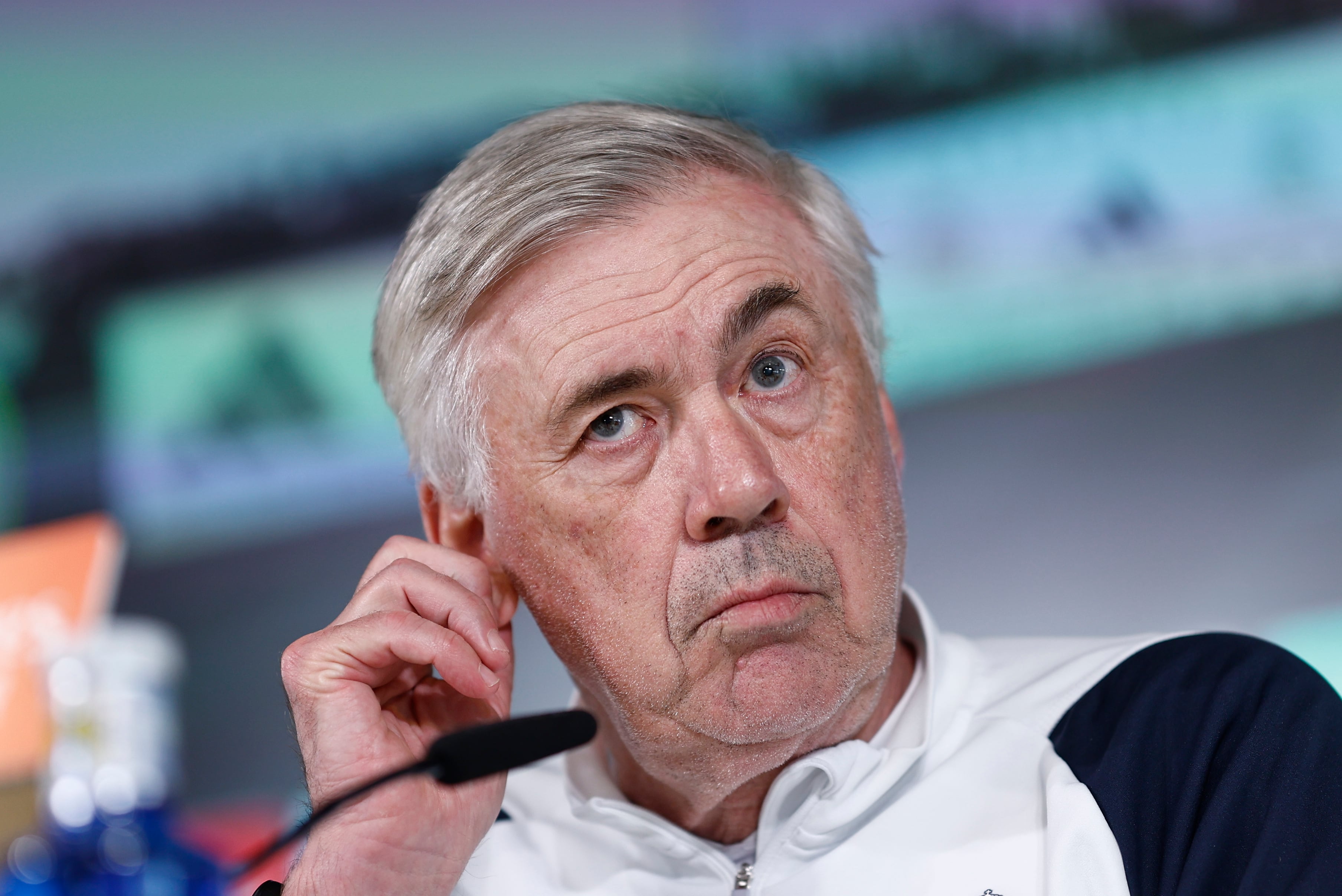 MADRID, 03/02/2024.- El entrenador del Real Madrid, Carlo Ancelotti (c), durante la rueda de prensa posterior al entrenamiento del equipo en la Ciudad deportiva del club en Valdebebas, Madrid, este sábado, en la víspera del derbi de LaLiga contra el Atlético de Madrid. EFE/Rodrigo Jiménez
