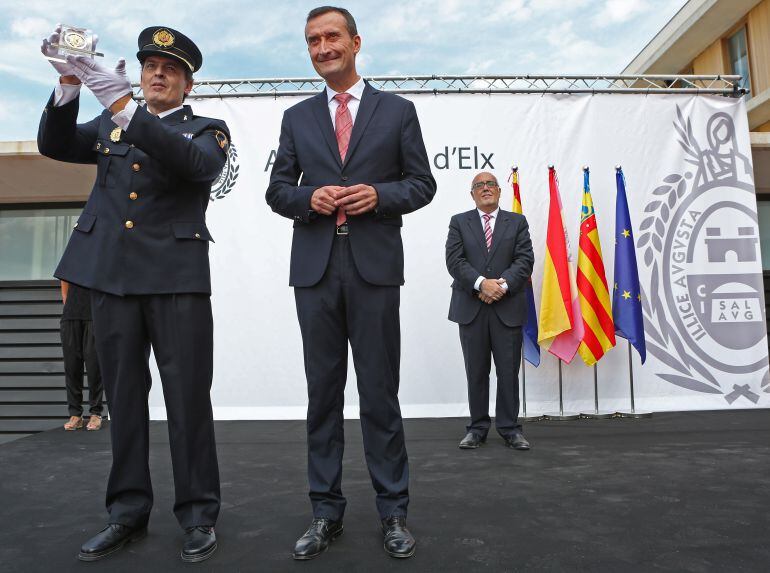 El alcalde en el acto de celebración del patrón de la Policía Local