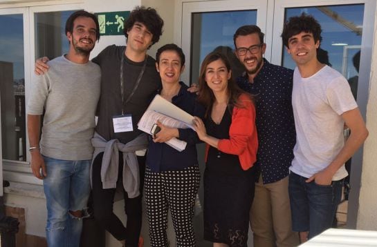 Javier Calvo y Javier Ambrossi, junto al equipo de &#039;La Script&#039;, durante su visita a la Cadena SER