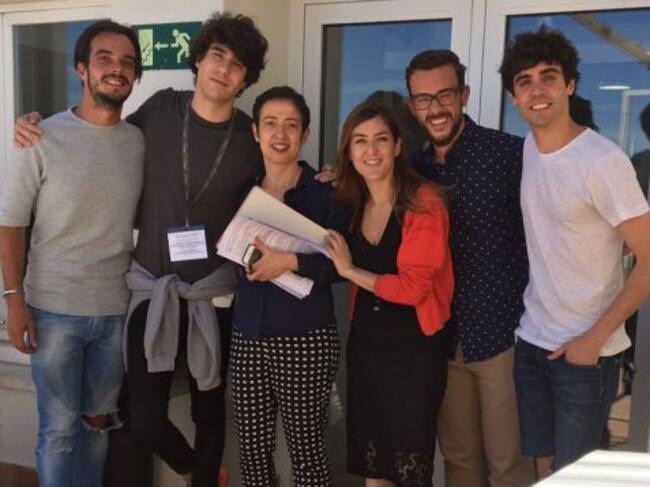 Javier Calvo y Javier Ambrossi, junto al equipo de 'La Script', durante su visita a la Cadena SER