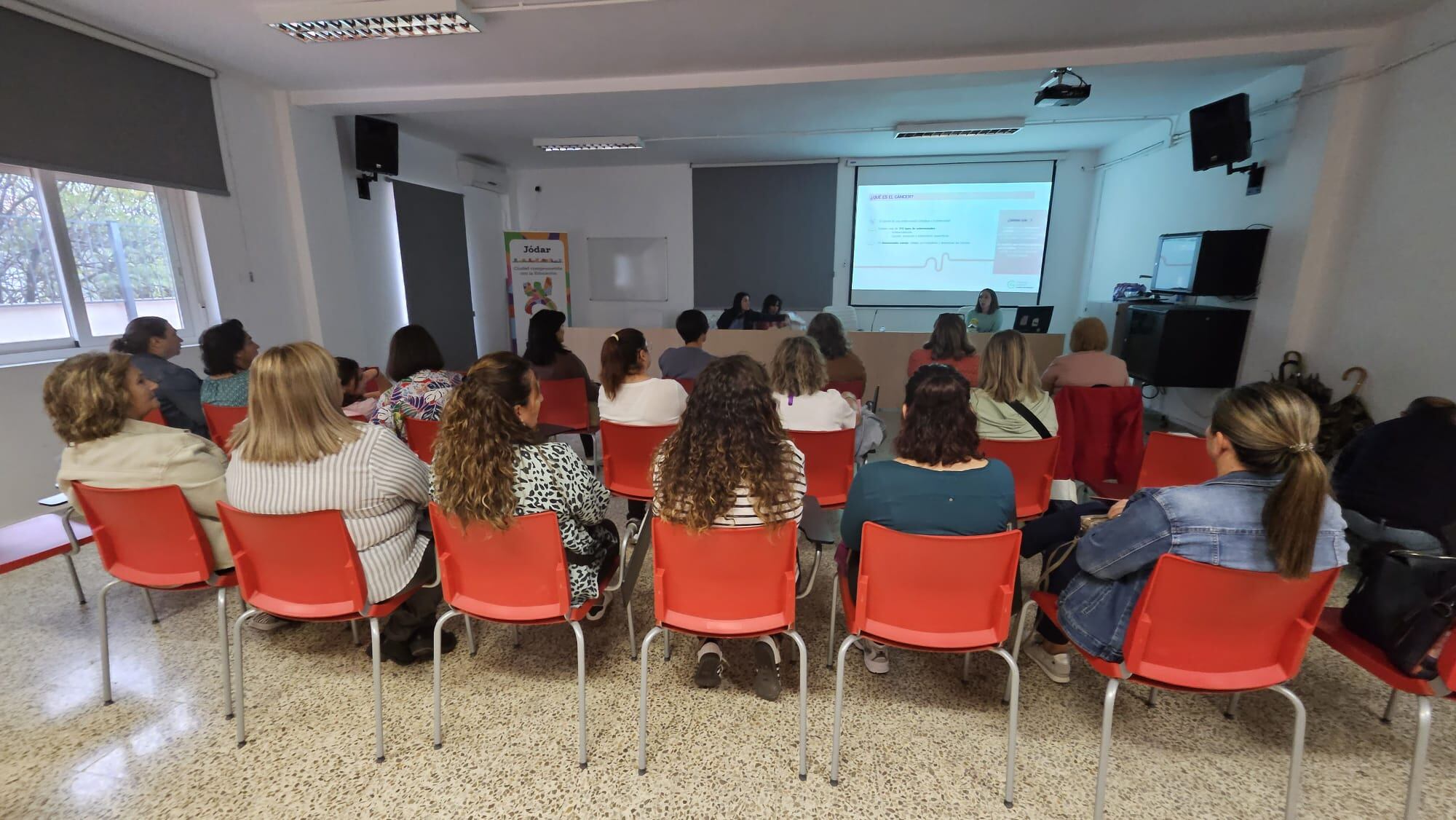 Otro momento de la charla &#039;Prevención del cáncer de mama&#039; con el público asistente