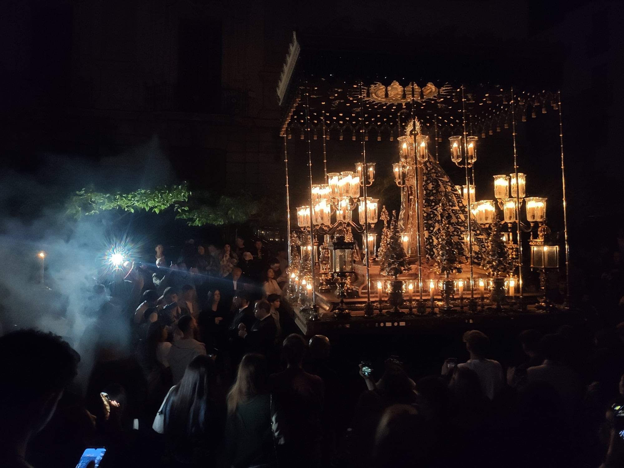 María Santísima Madre de Dios de Jaén capital durante su estación de penitencia del Martes Santo en la oscuridad de la noche