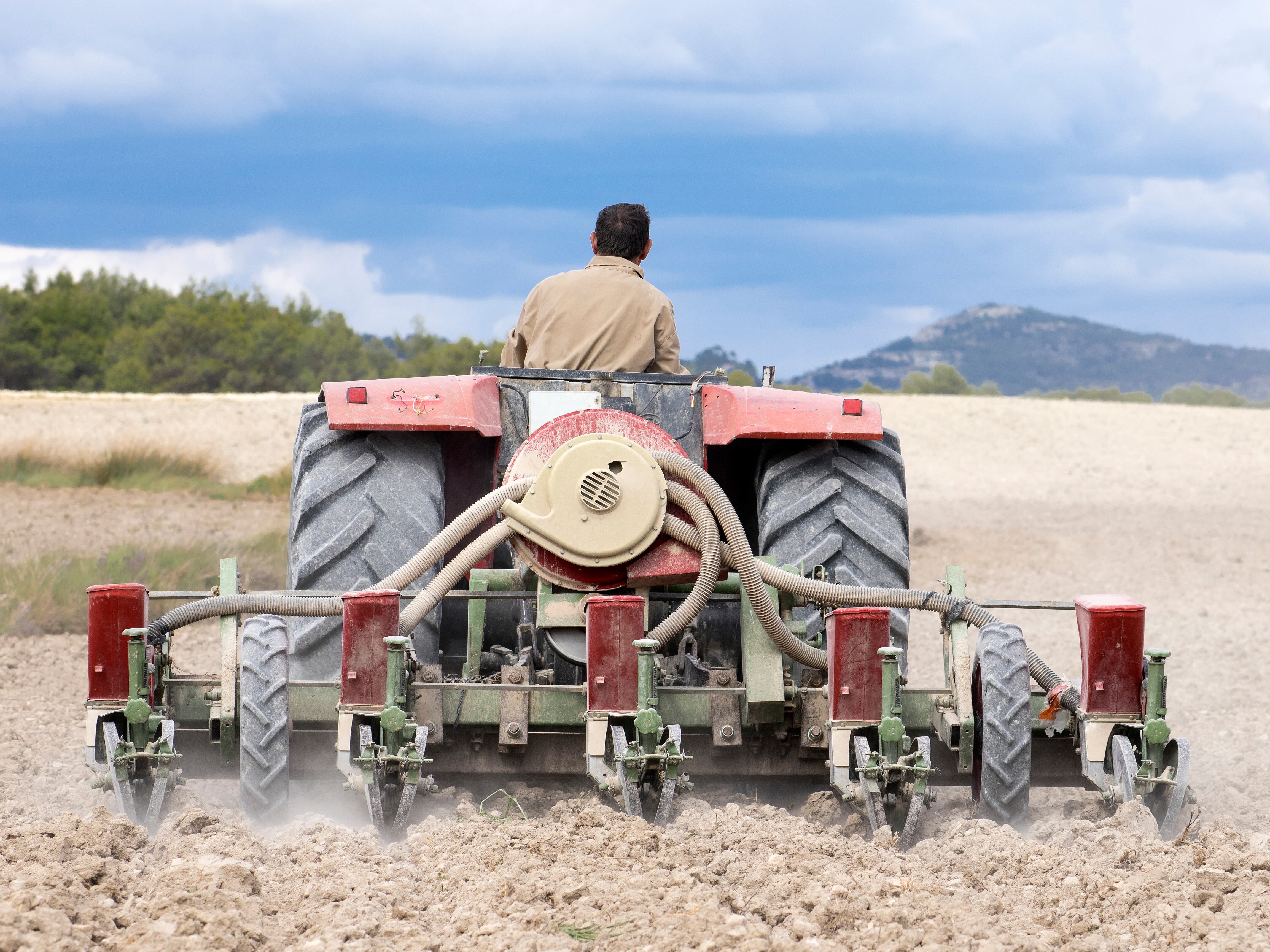 Un tractor sobre un campo de cultivo en una imagen de archivo.