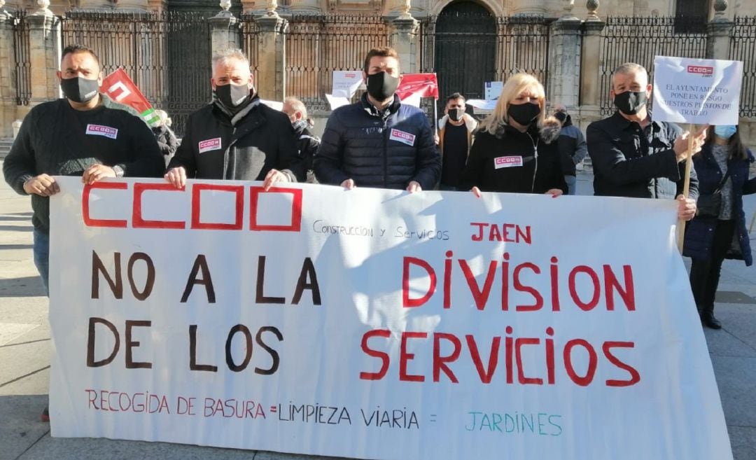 Miembros de CCOO y trabajadores del servicio de limpieza en la capital se han concentrado frente al Ayuntamiento de Jaén