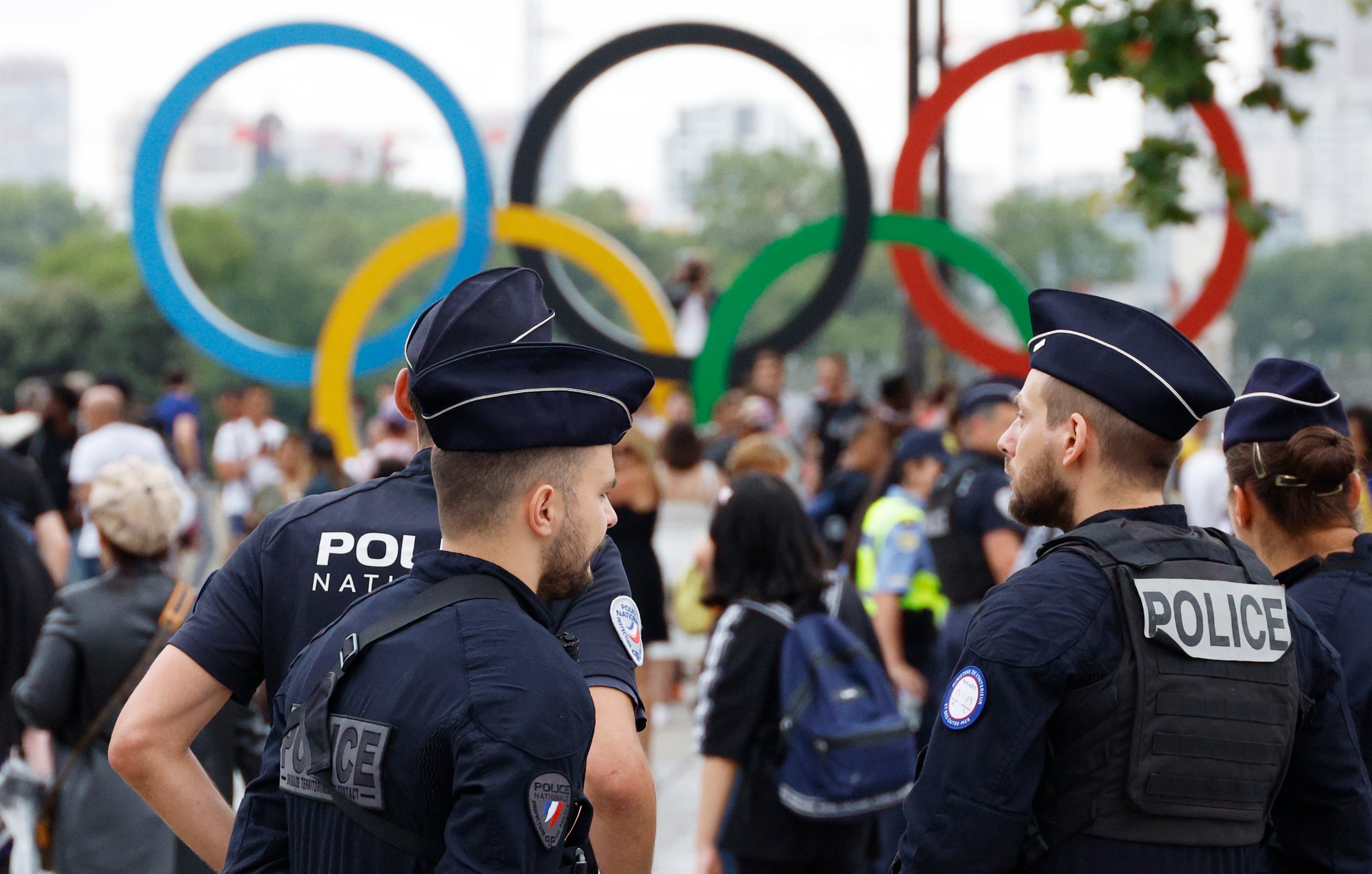 La policía francesa vigila durante los primeros días de los Juegos Olímpicos de París