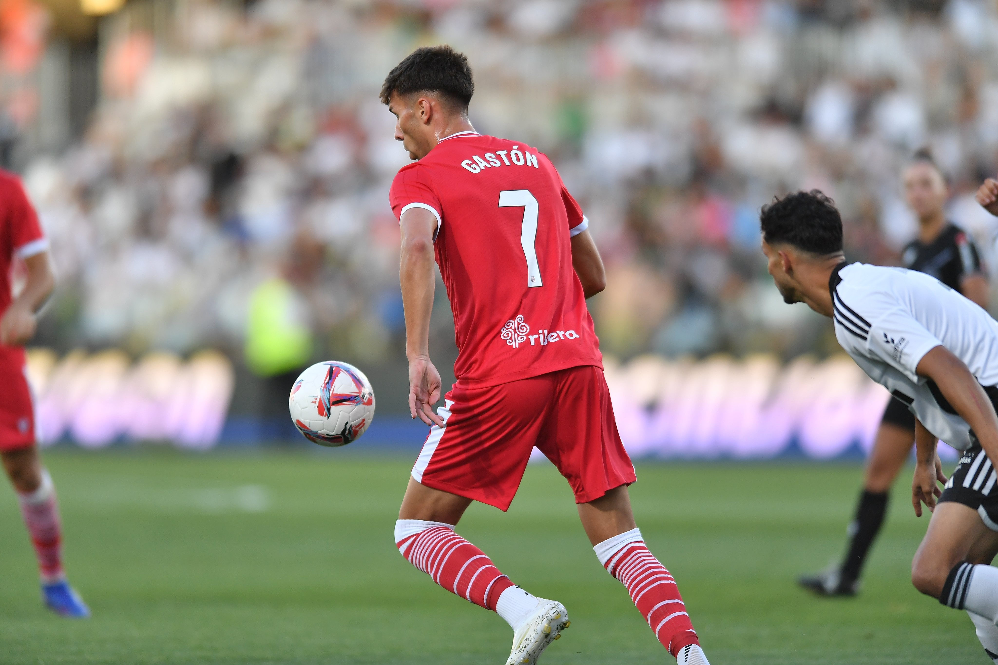 Gastón Valles controla un balón ante el Burgos CF en El Plantío.