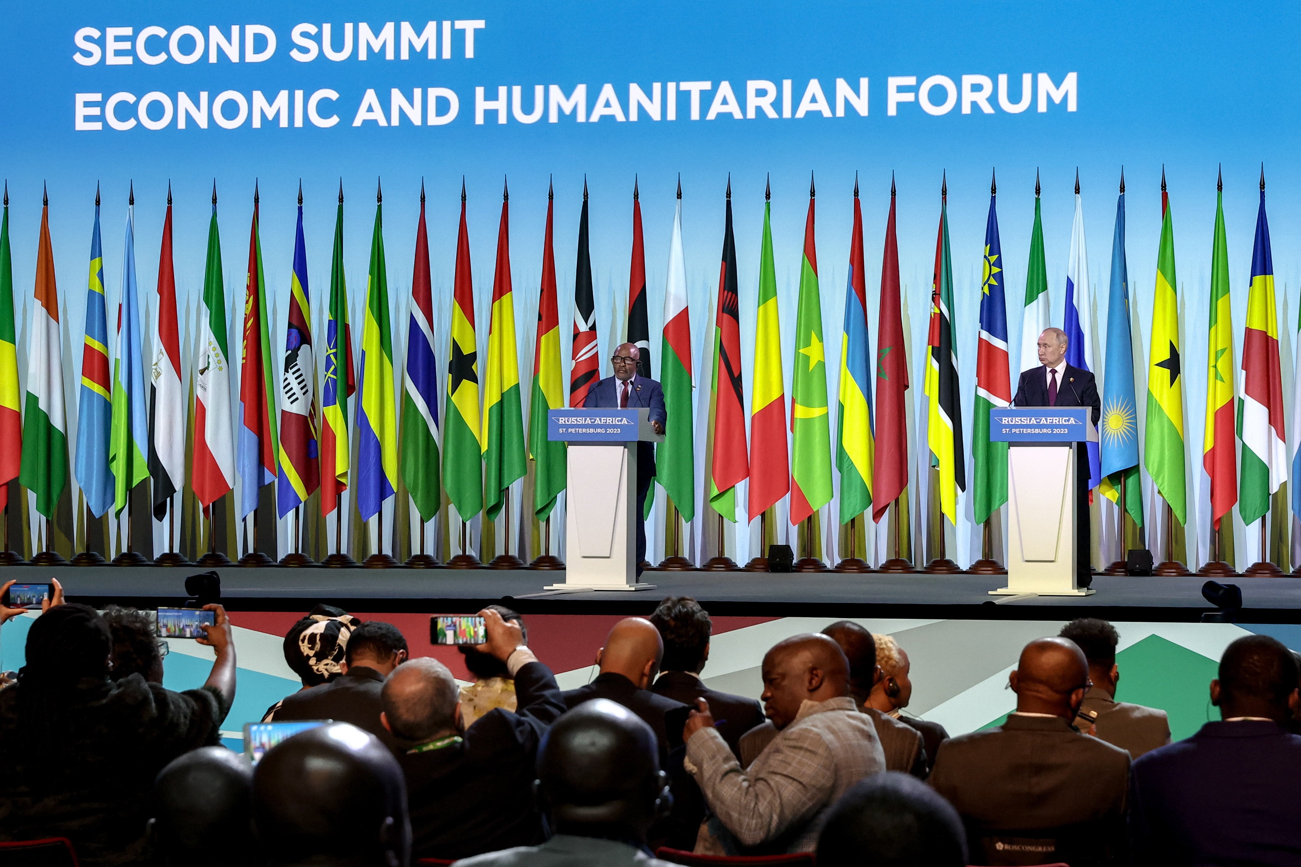 Azali Assoumani y Vladimir Putin durante una rueda de prensa en el marco de la cumbre rusoafricana.