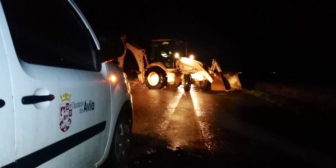 Maquinaria interviniendo en un carretera en Madrigal