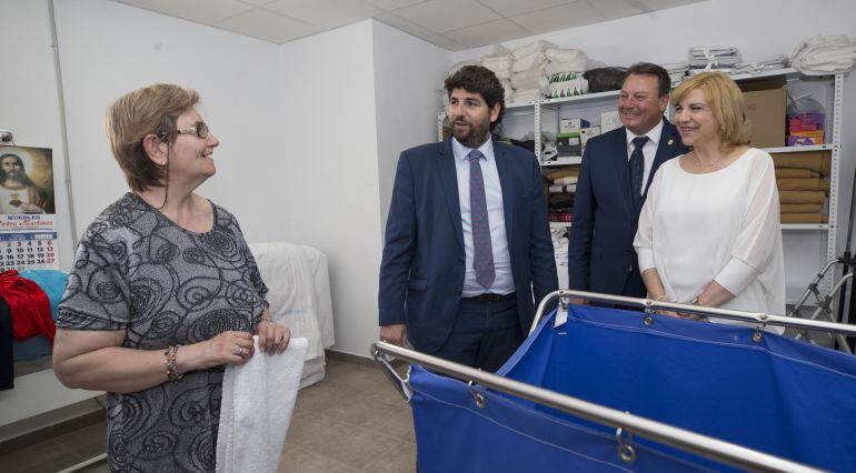 López Miras, durante una visita a una residencia de ancianos en Ceutí. 