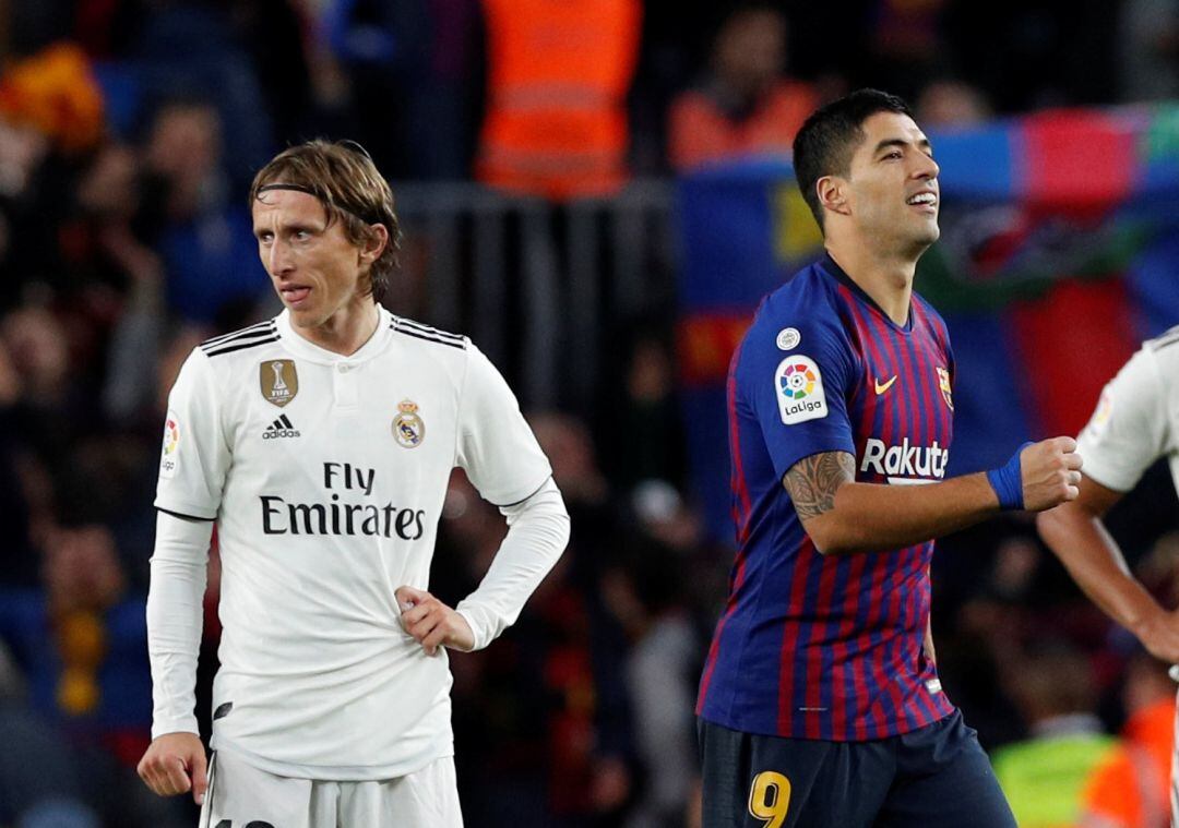 Modric y Suárez durante el partido en el Camp Nou