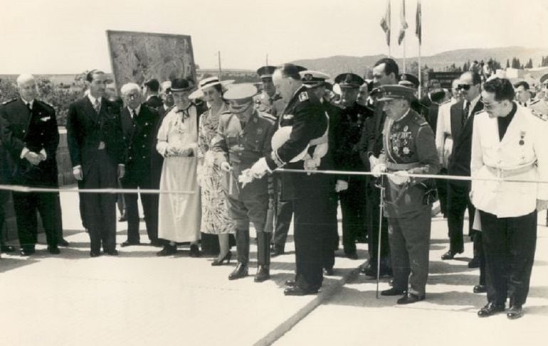 El Conde de Vallellano sujeta la cinta de inauguración del puente de San Rafael junto a Francisco Franco. El alcalde, Antonio Cruz Conde, aparece a la izquierda (1953).