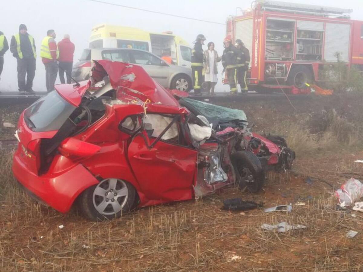 Una mujer fallece en un choque frontal entre un turismo y un camión