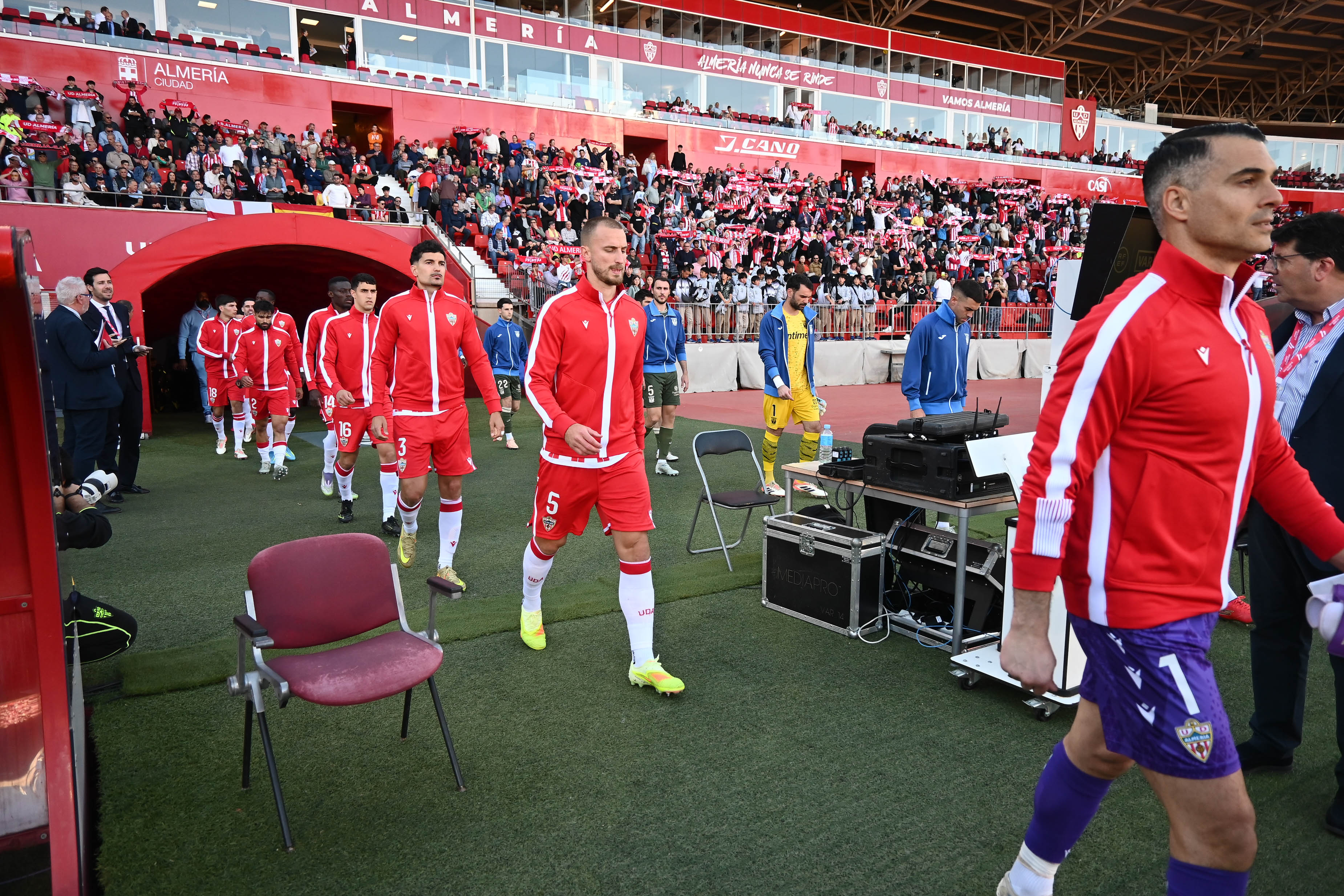 Los futbolistas del Almería saliendo al campo en la previa del partido del pasado domingo en el Mediterráneo ante el Leganés.