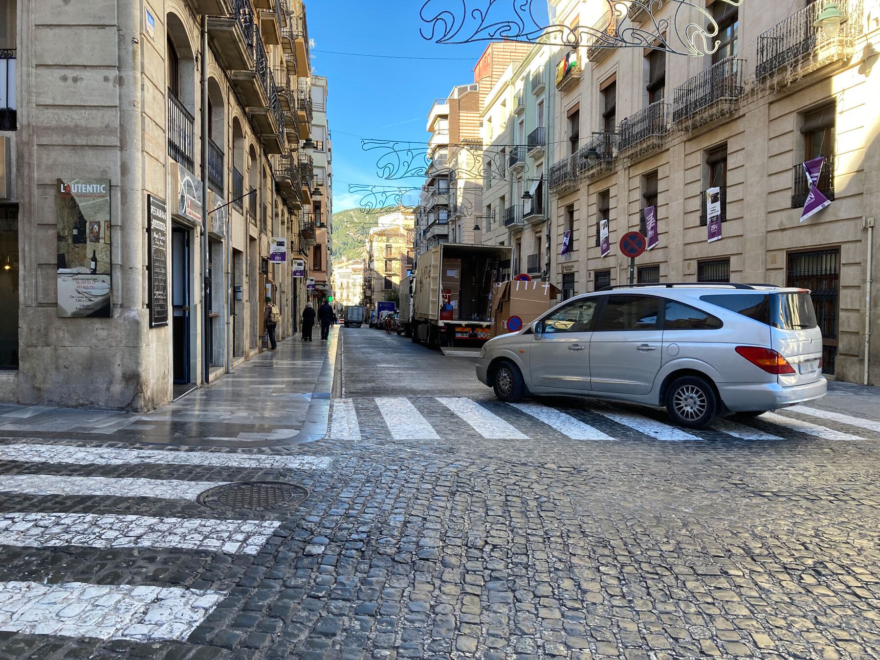 Un vehículo circula por Sant Llorenç de Alcoy