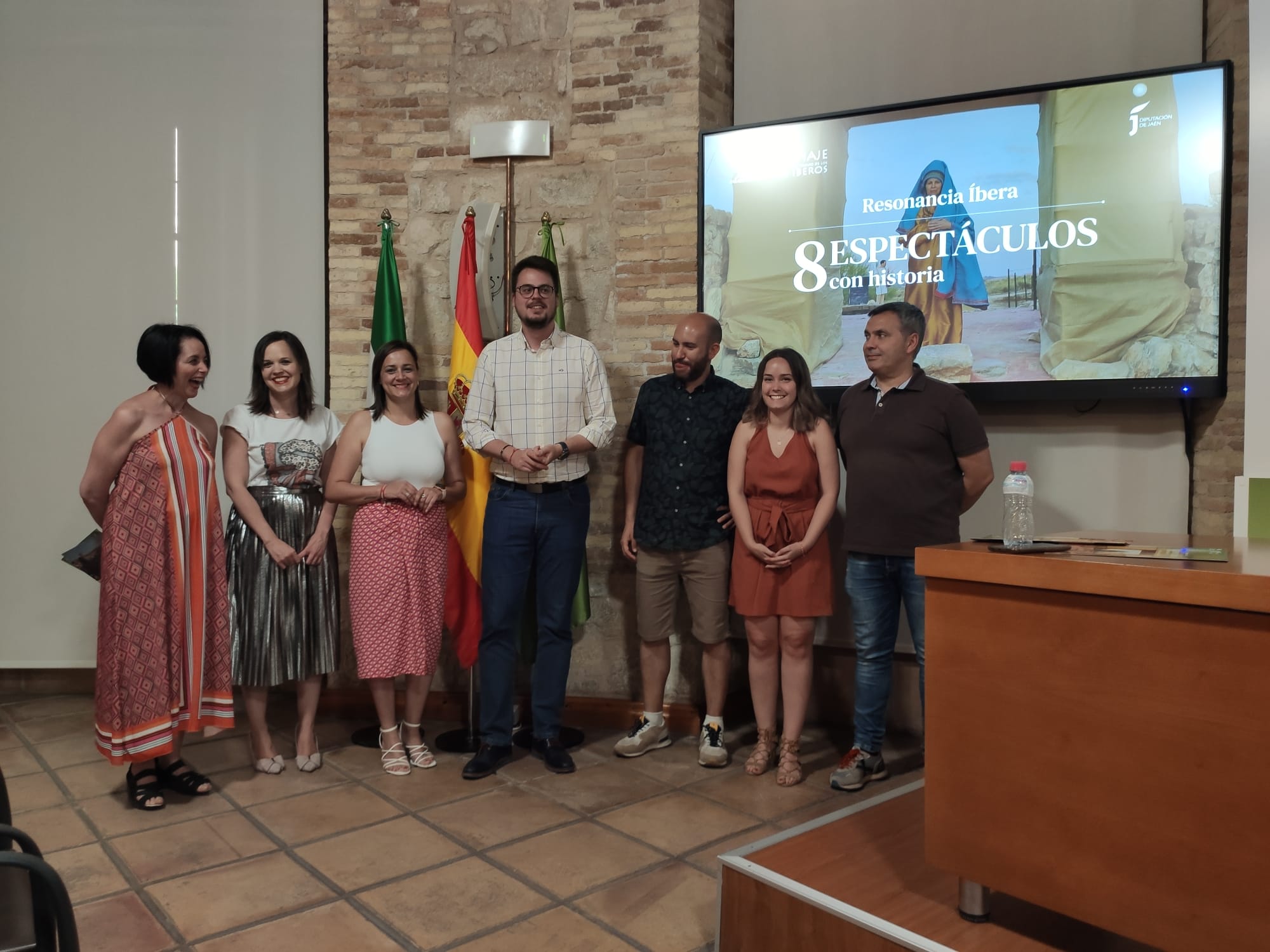 Personalidades de la Diputación Provincial de Jaén, Ayuntamientos jiennenses y &#039;Oh Salvaje&#039; posan en la presentación de &#039;Resonancia Íbera&#039;