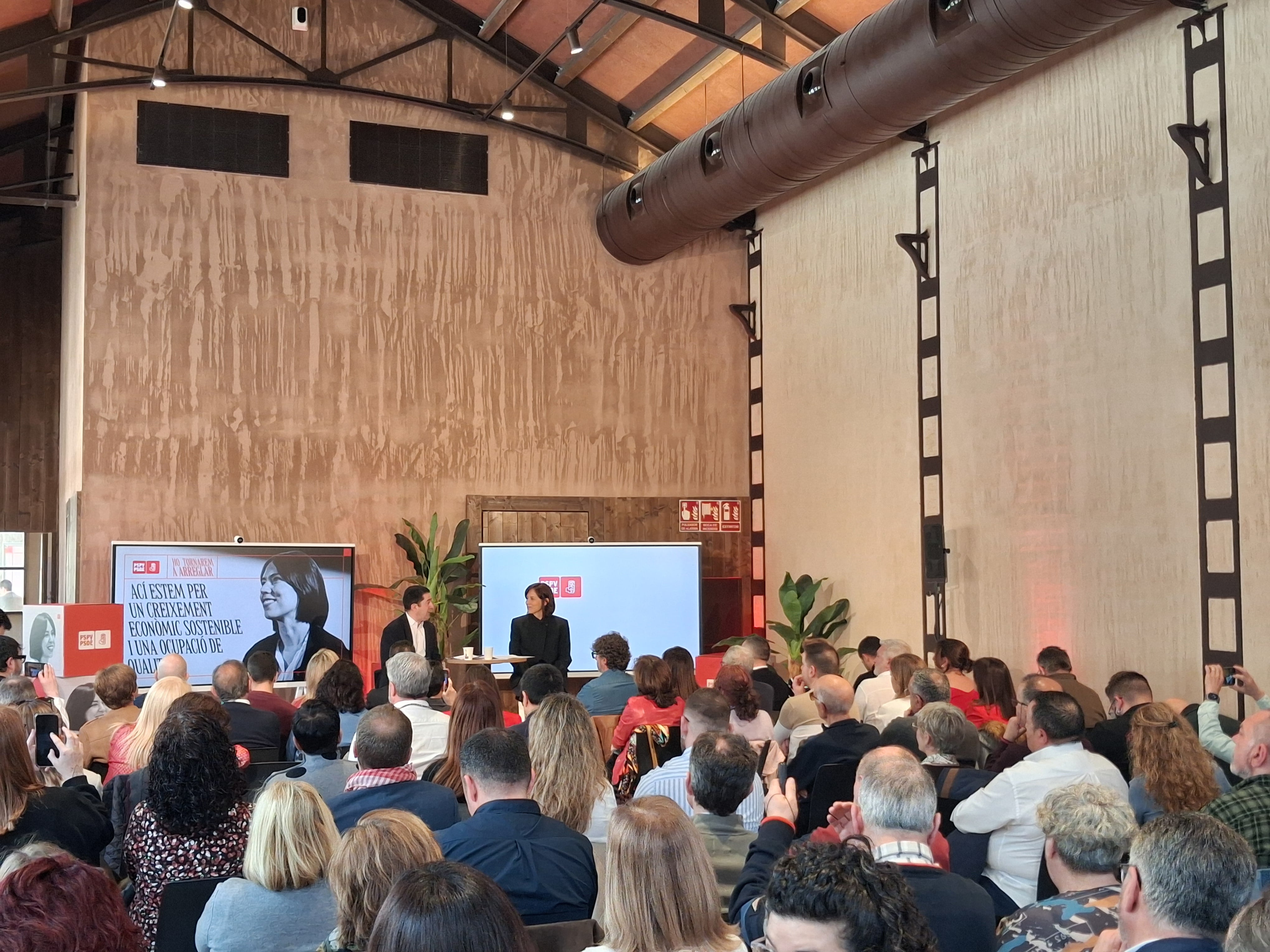 Antonio Francés, alcalde de Alcoy, y Diana Morant, ministra de Ciencia, Innovación y Universidades durante la jornada sobre Industria, Economía y Ocupación que se ha celebrado este sábado en el parque tecnológico de Rodes.