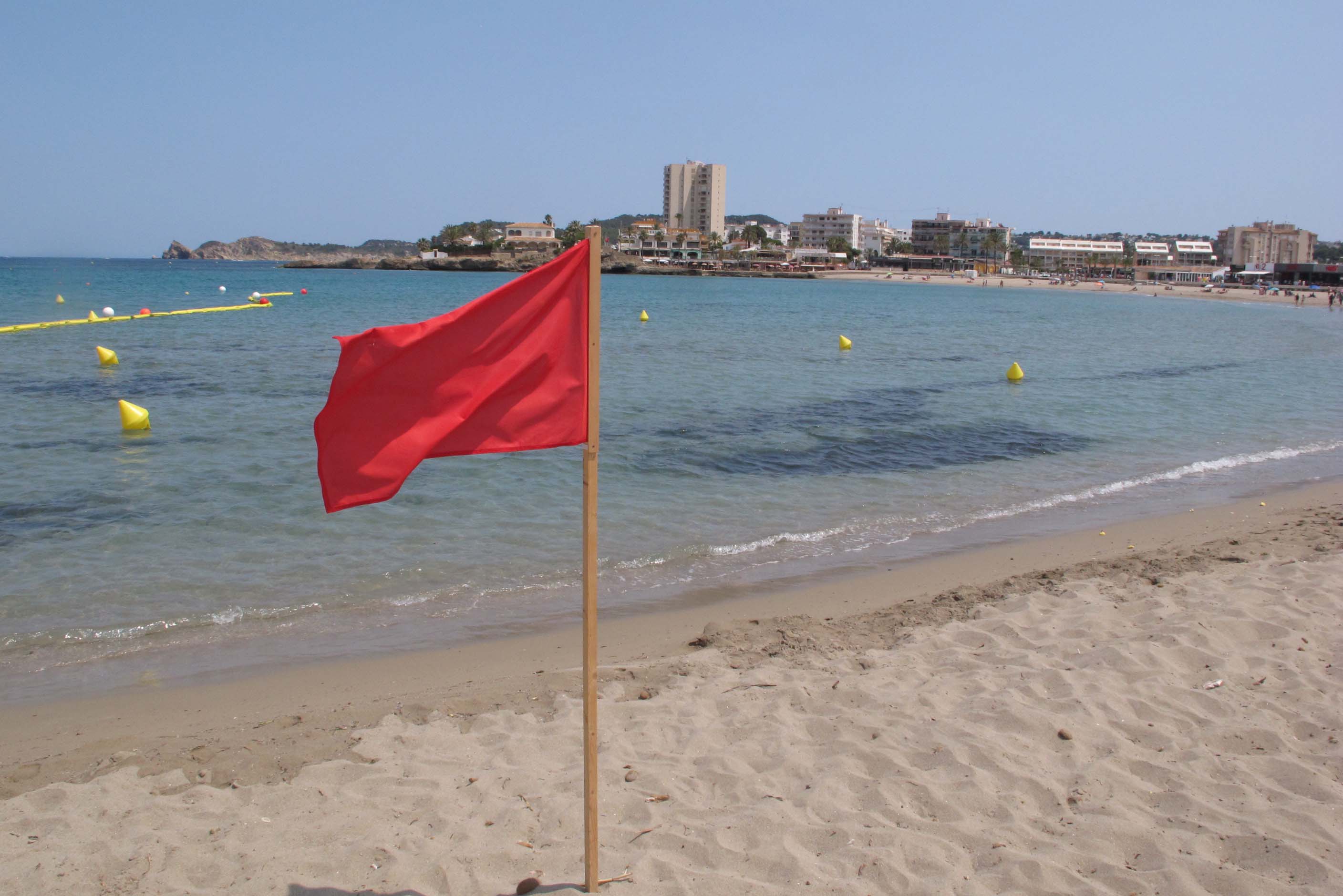 Bandera roja que prohíbe el baño en la playa del Arenal.