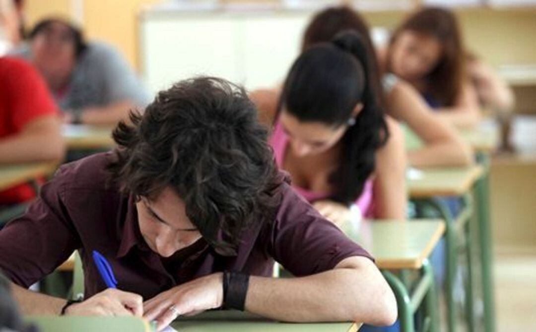 Alumnos realizando examen