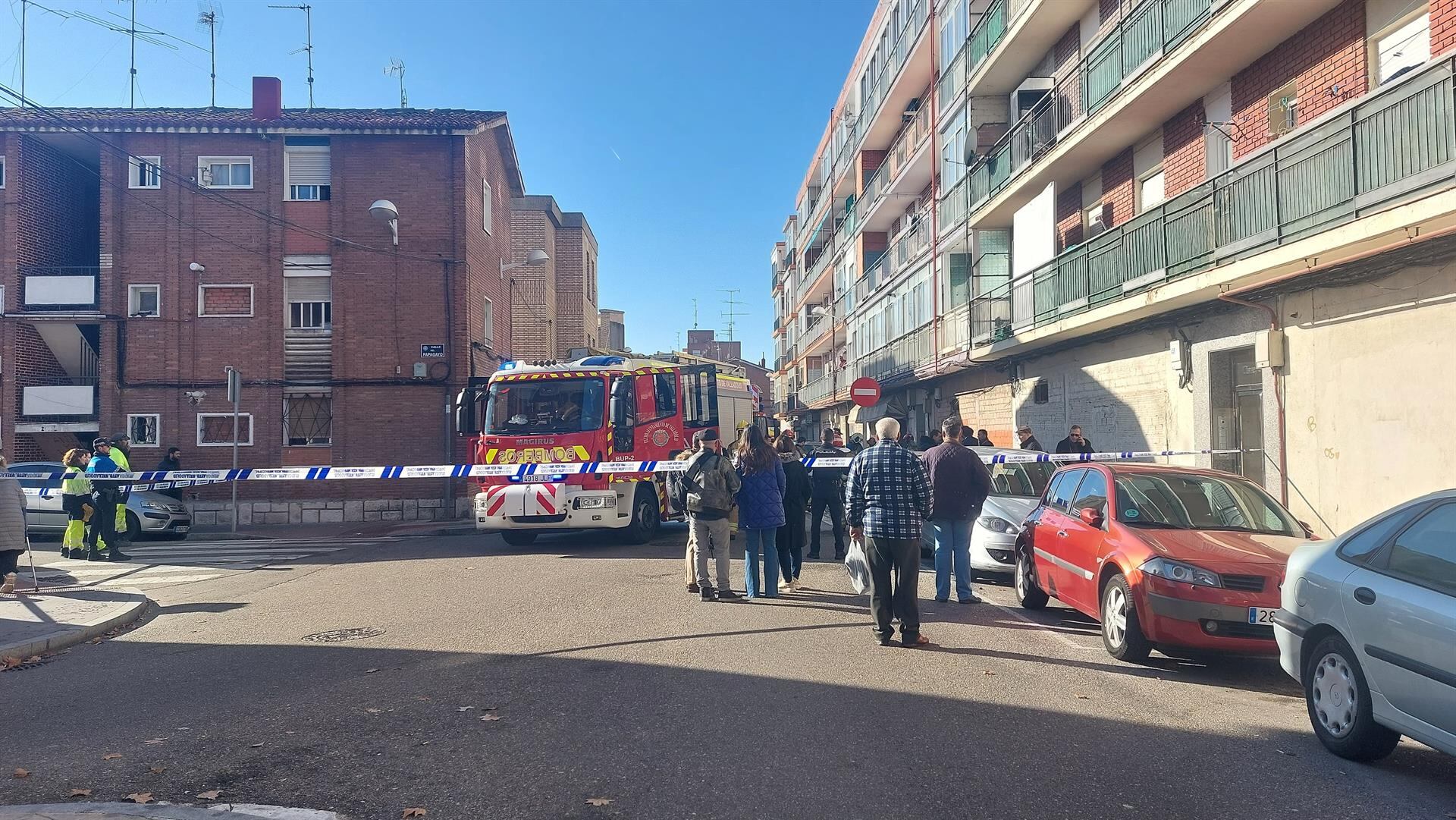 Los Bomberos de Valladolid trabajan en un incendio registrado este sábado en la calle Cisne